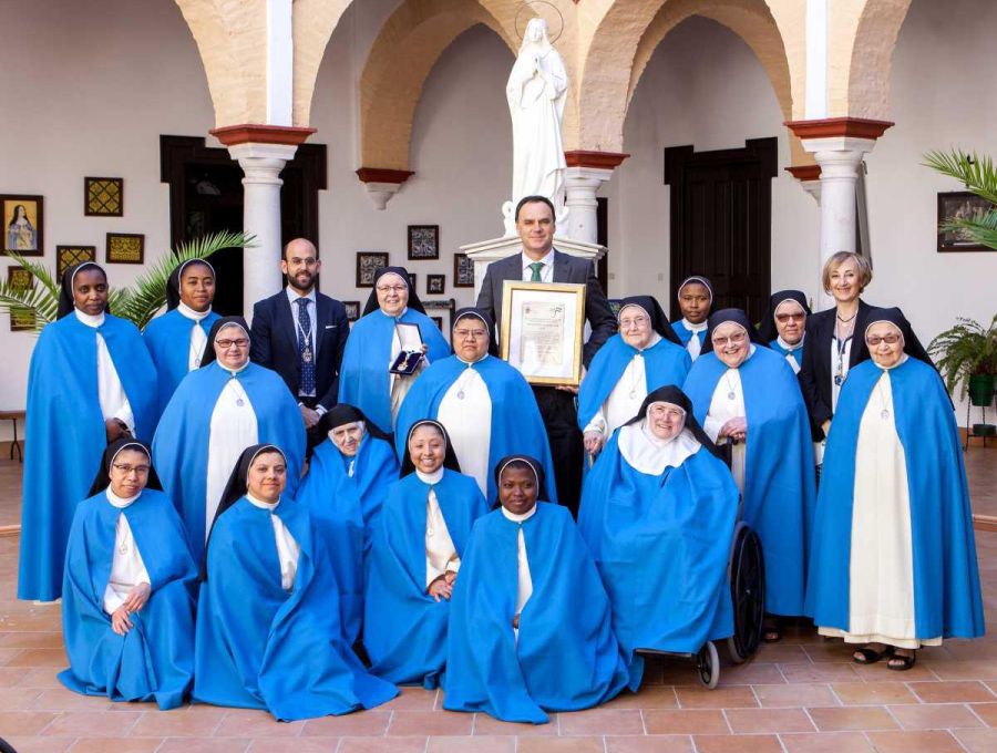 La ciudad de Lebrija otorga la medalla de oro a las Monjas concepcionistas y a las Hermanas de la Cruz