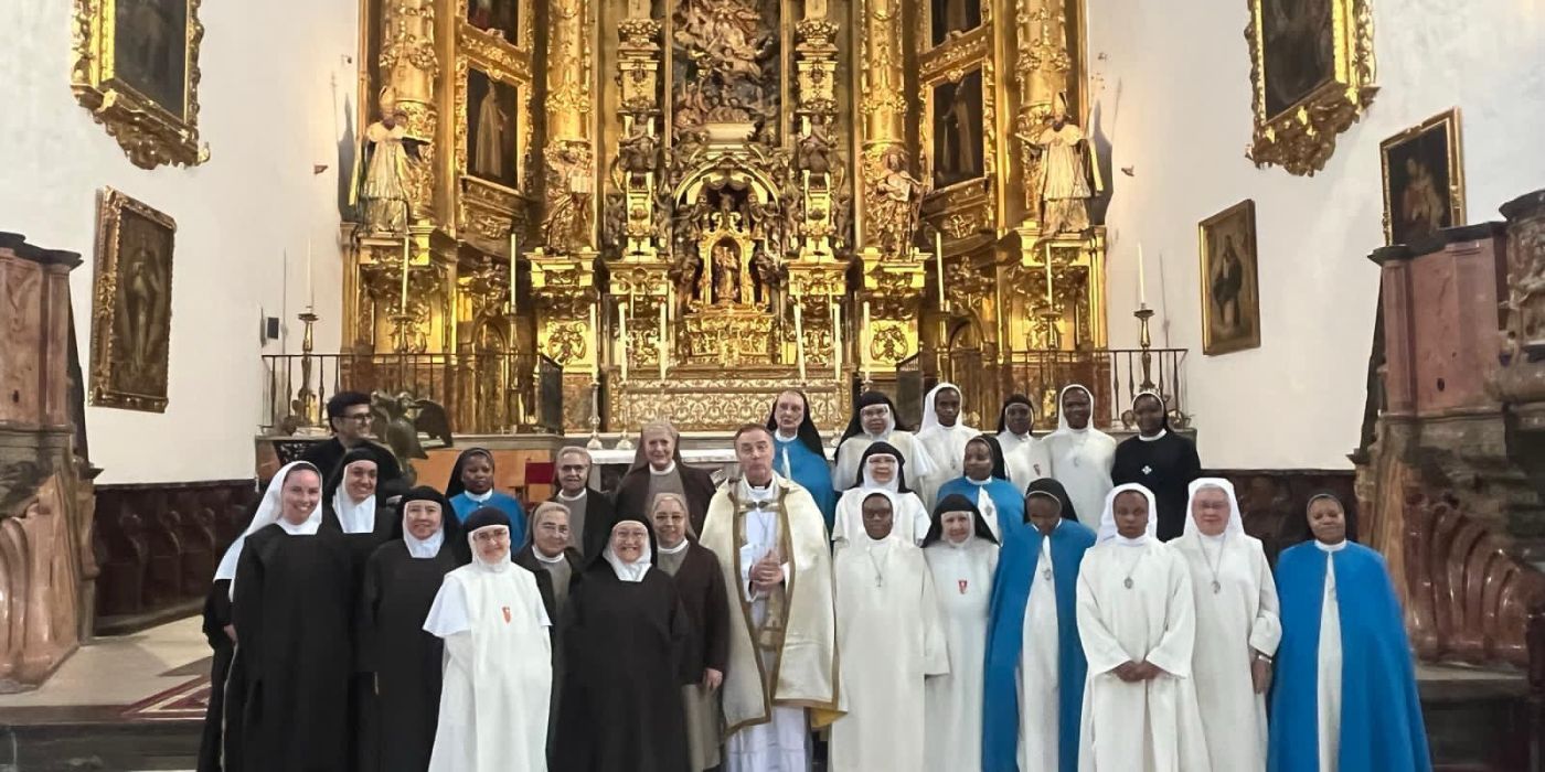 "Donde dos o tres están reunidos en mi nombre alli estoy yo en medio de ellos, dice el Señor".
